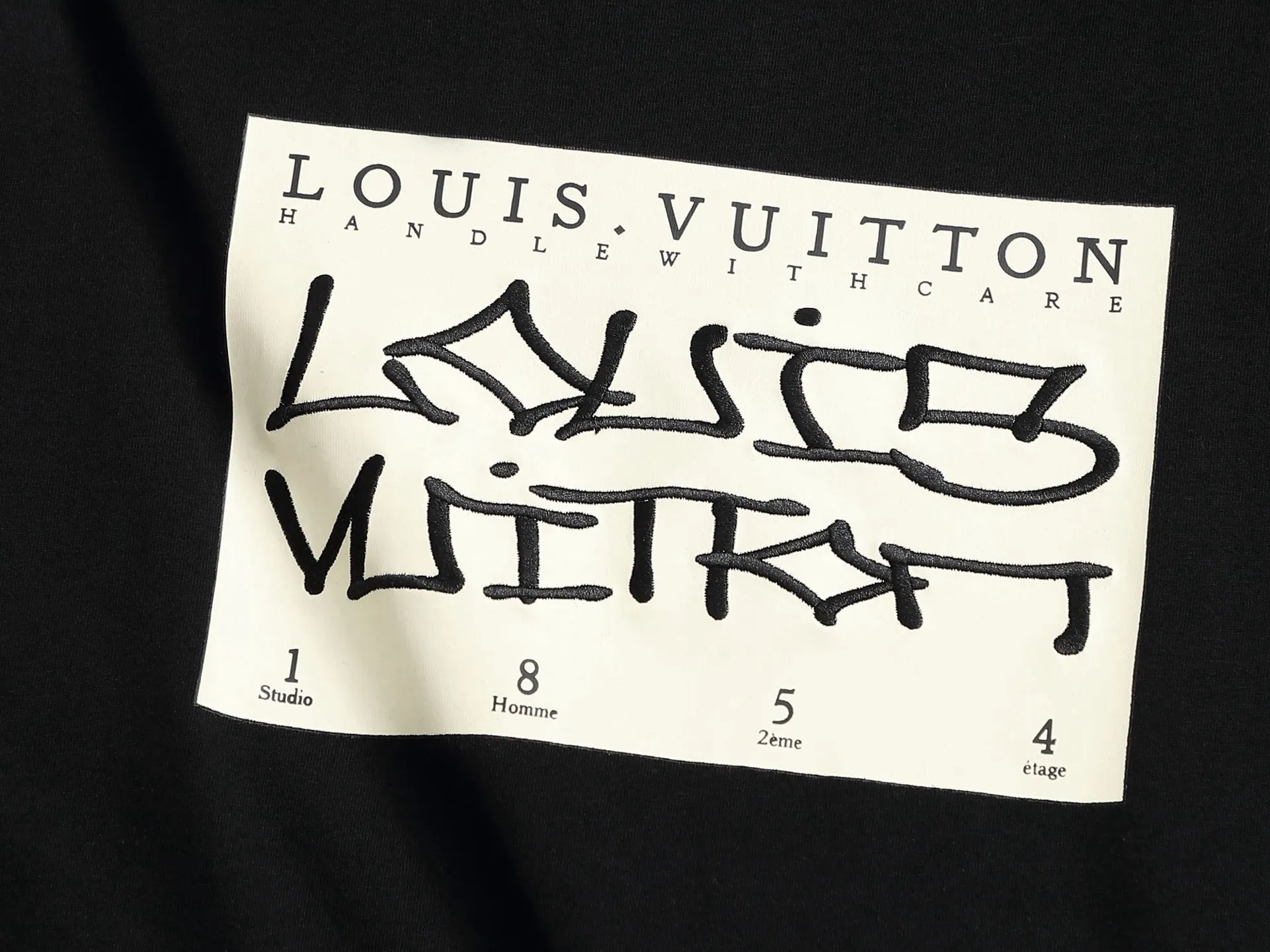 🅿️170 𝐋𝐎𝐔𝐈𝐒 𝐕𝐔𝐈𝐓𝐓𝐎𝐍 𝟐5𝐒𝐒 Printed base embroidered cursive 𝐋𝐨𝐠𝐨 short sleeve 𝐓 shirt Code number: XSSML White Black